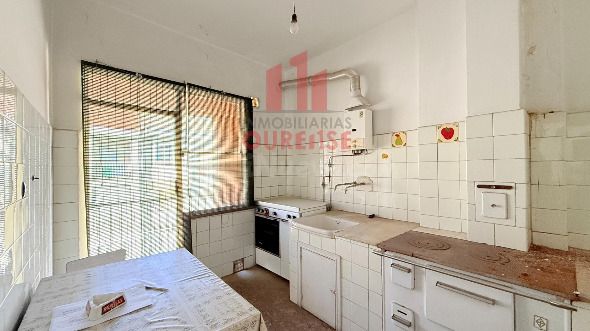 LUMINIOSA VIVIENDA PARA REFORMAR CON ASCENSOR EN O COUTO