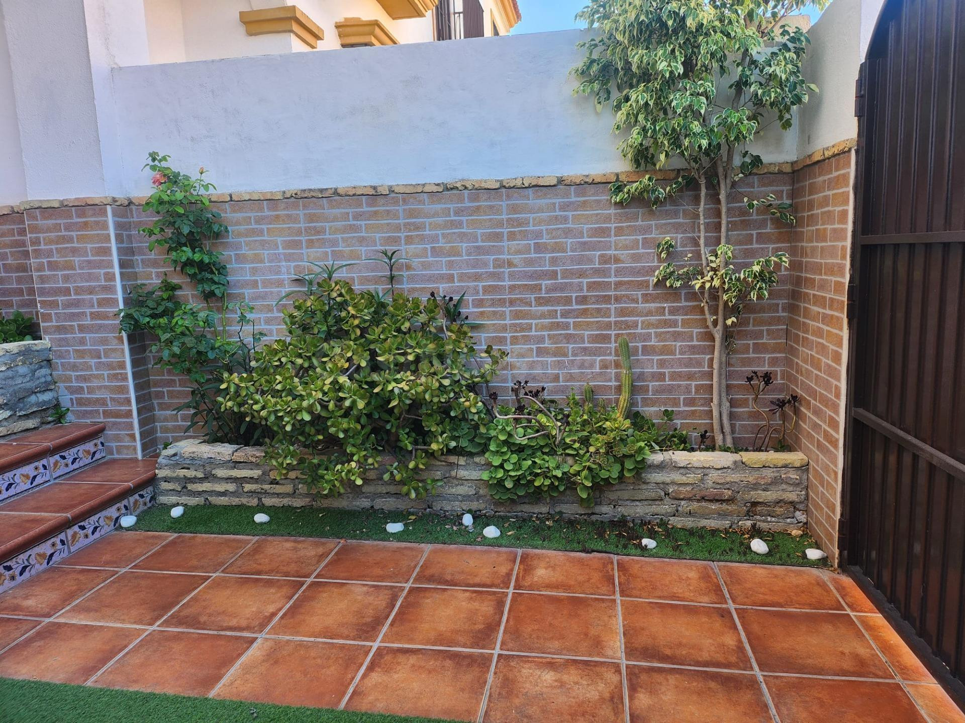 SE VENDE ADOSADO EN PUERTO REAL , ZONA LAS CANTERAS