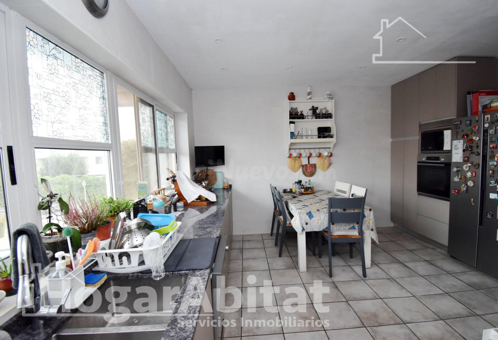 Espacio, luz y tranquilidad familiar en este amplio adosado  - foto 5