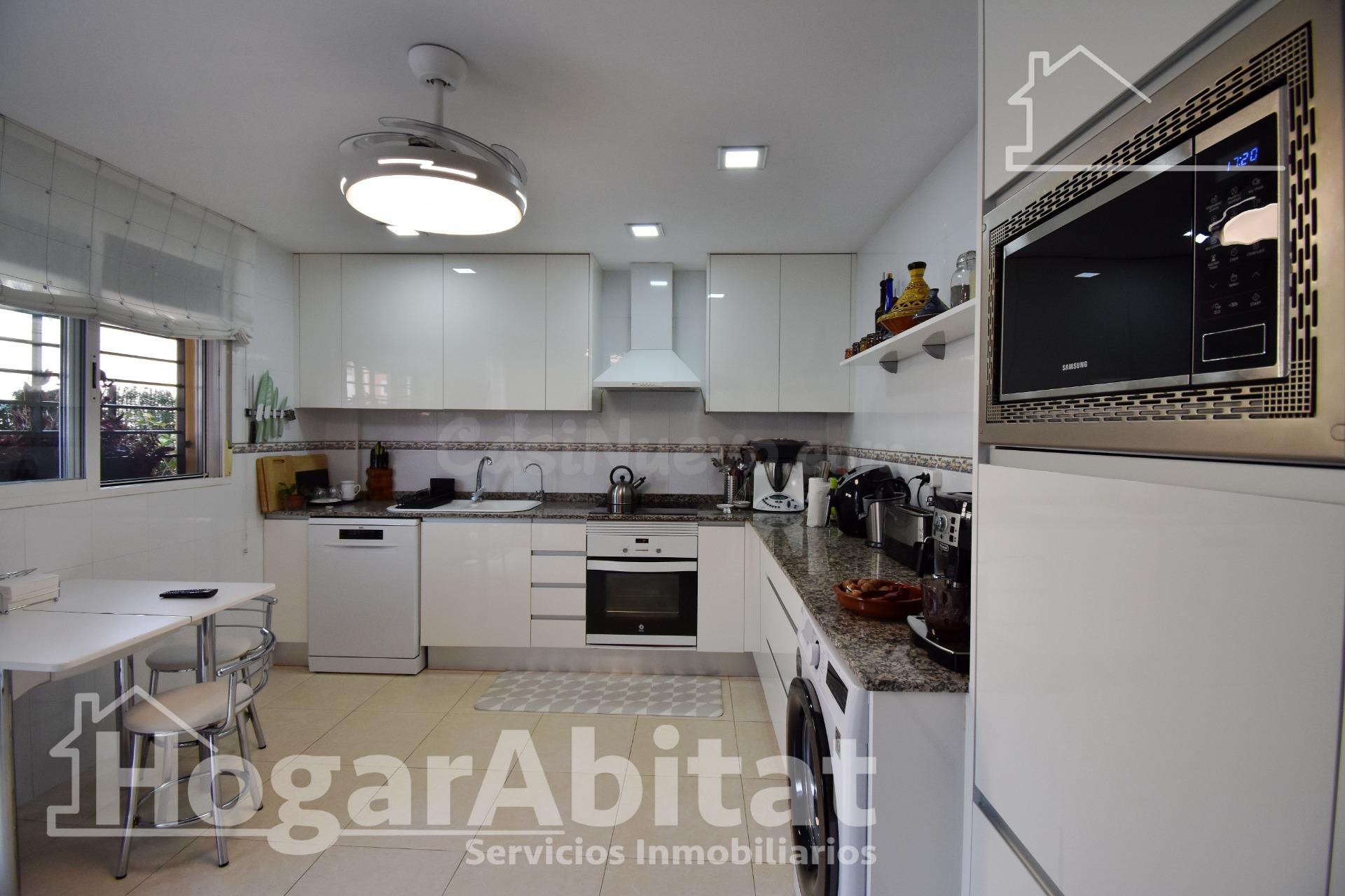 PRECIOSO ADOSADO EN URBANIZACIÓN CON PISCINA, GARAJE Y TERRA - foto 2