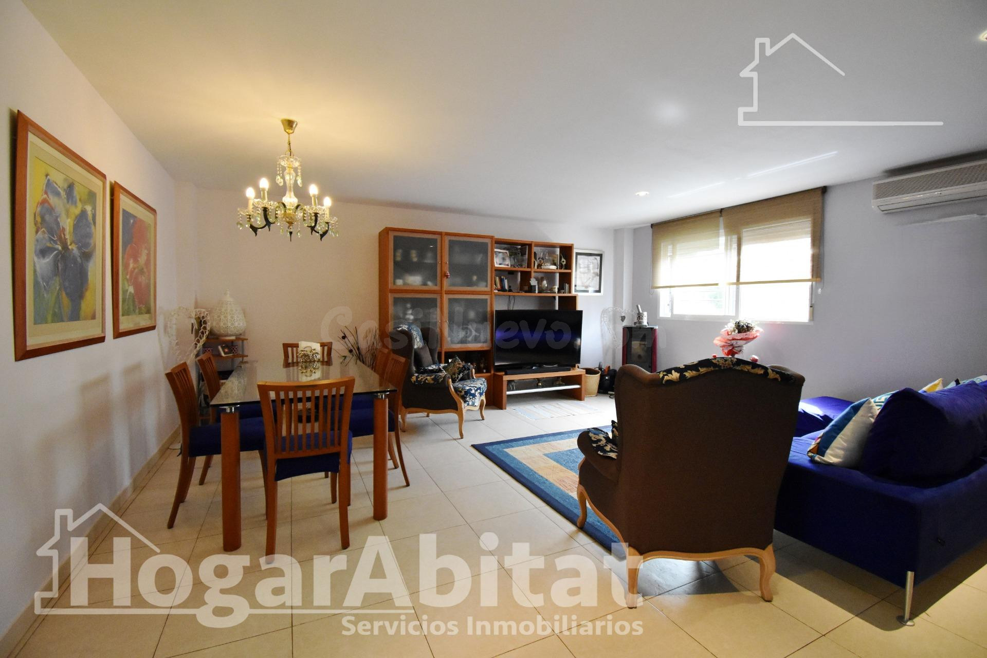 PRECIOSO ADOSADO EN URBANIZACIÓN CON PISCINA, GARAJE Y TERRA - foto 3
