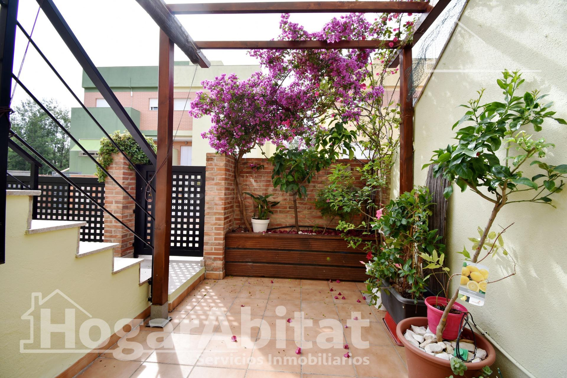 PRECIOSO ADOSADO EN URBANIZACIÓN CON PISCINA, GARAJE Y TERRA - foto 5
