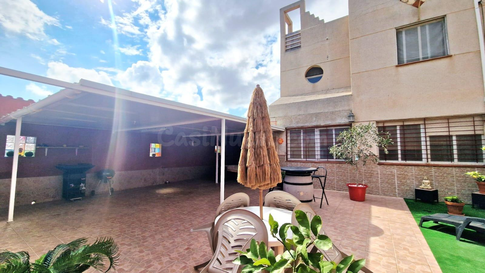 CHALET ADOSADO DE ESQUINA TOTALMENTE REFORMADO CON JARDÍN Y SOLÁRIUM