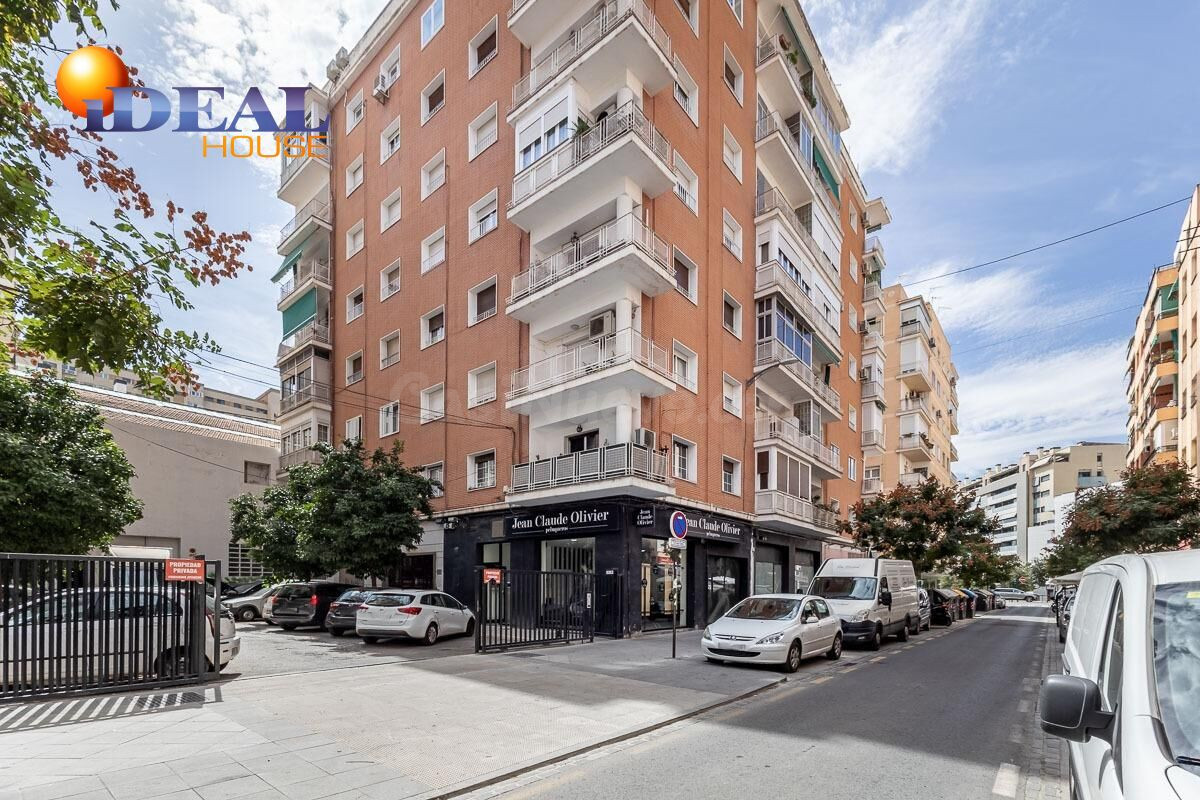 PISO JUNTO A HIPERCOR · ÚLTIMA PLANTA · MUCHA LUZ · ASCENSOR · METRO