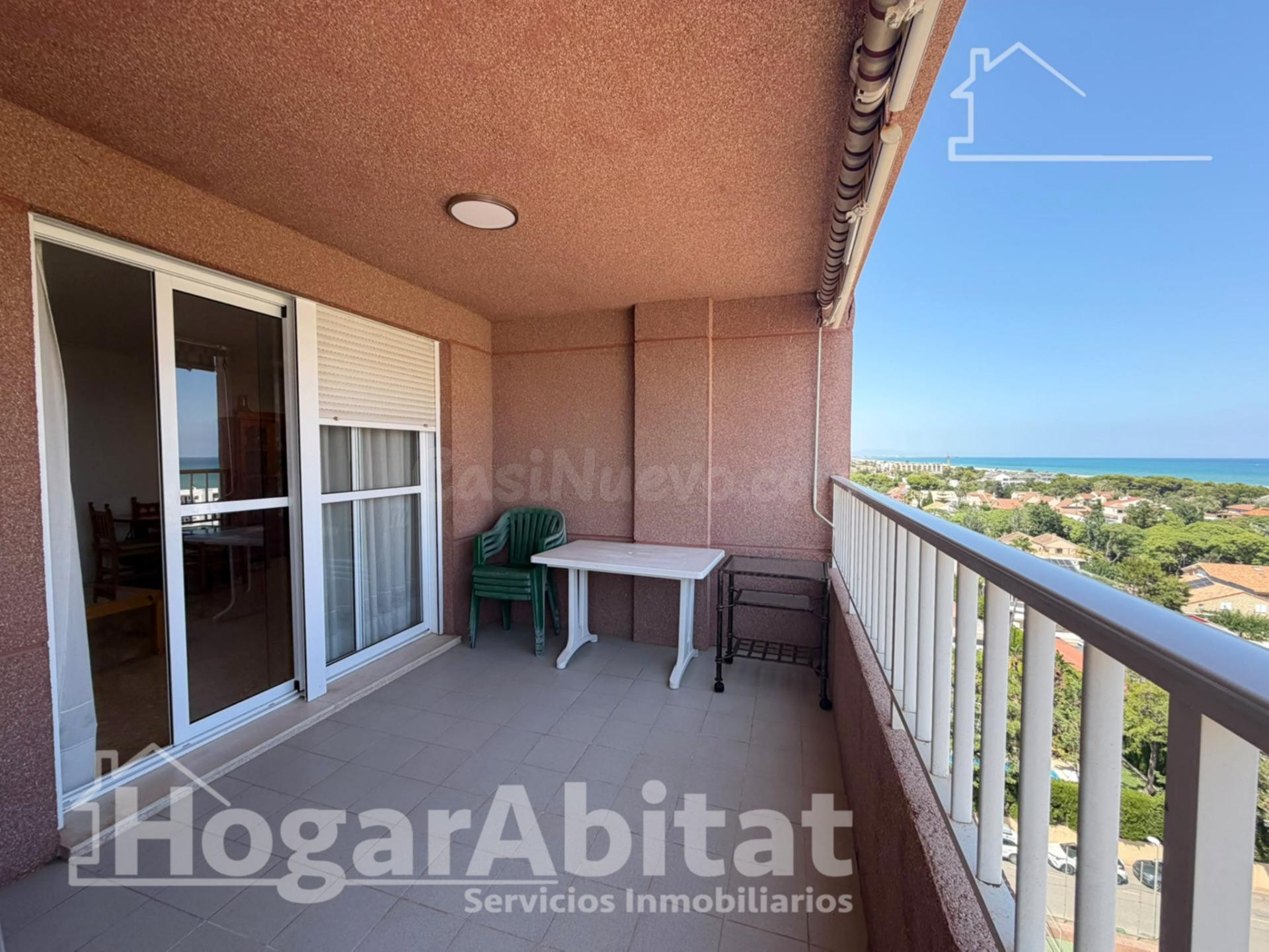¡CON TERRAZA Y PISCINA EN RESIDENCIAL CON VISTAS AL MAR!