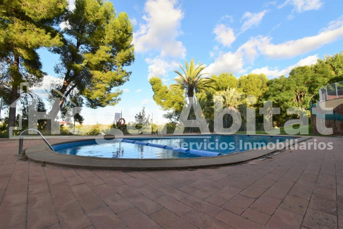 PRECIOSO ADOSADO EN URBANIZACIÓN CON PISCINA, GARAJE Y TERRA - foto 3