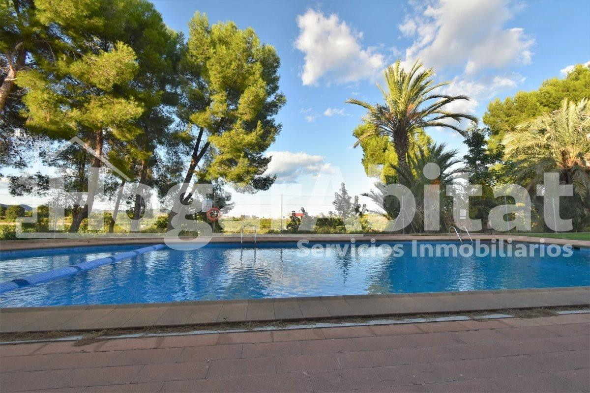 PRECIOSO ADOSADO EN URBANIZACIÓN CON PISCINA, GARAJE Y TERRA - foto 4