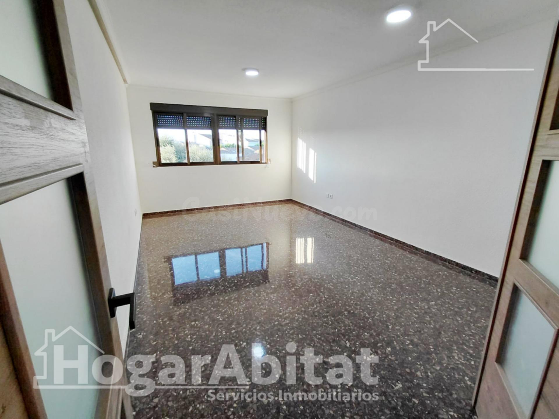 Amplitud y confort a estrenar en este luminoso piso reformado con balcón y ascensor