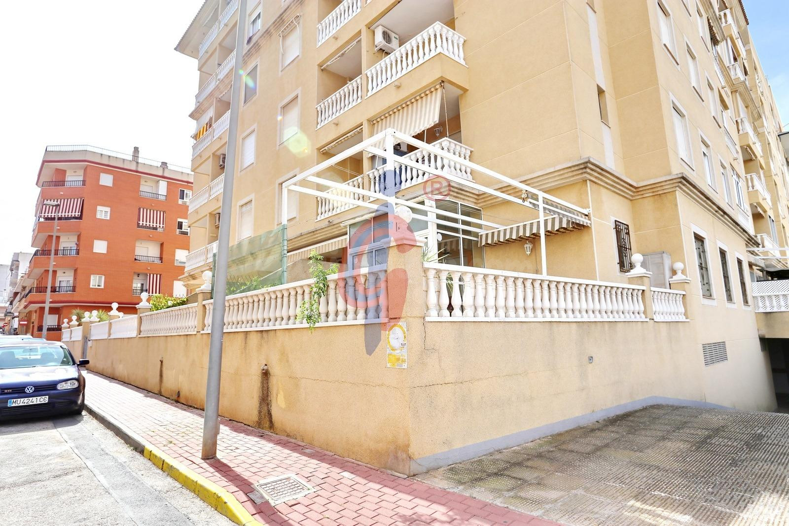 Planta baja en venta en el centro de Guardamar del Segura con gran terraza privada y piscina comunitaria