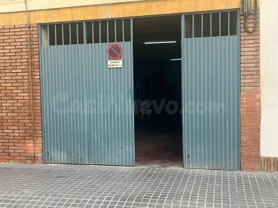 ¿Buscas un local con vado, buena fachada y potencial de rentabilidad? Este espacio diáfano en Valdeolleros puede ser la oportunidad que estabas esperando.