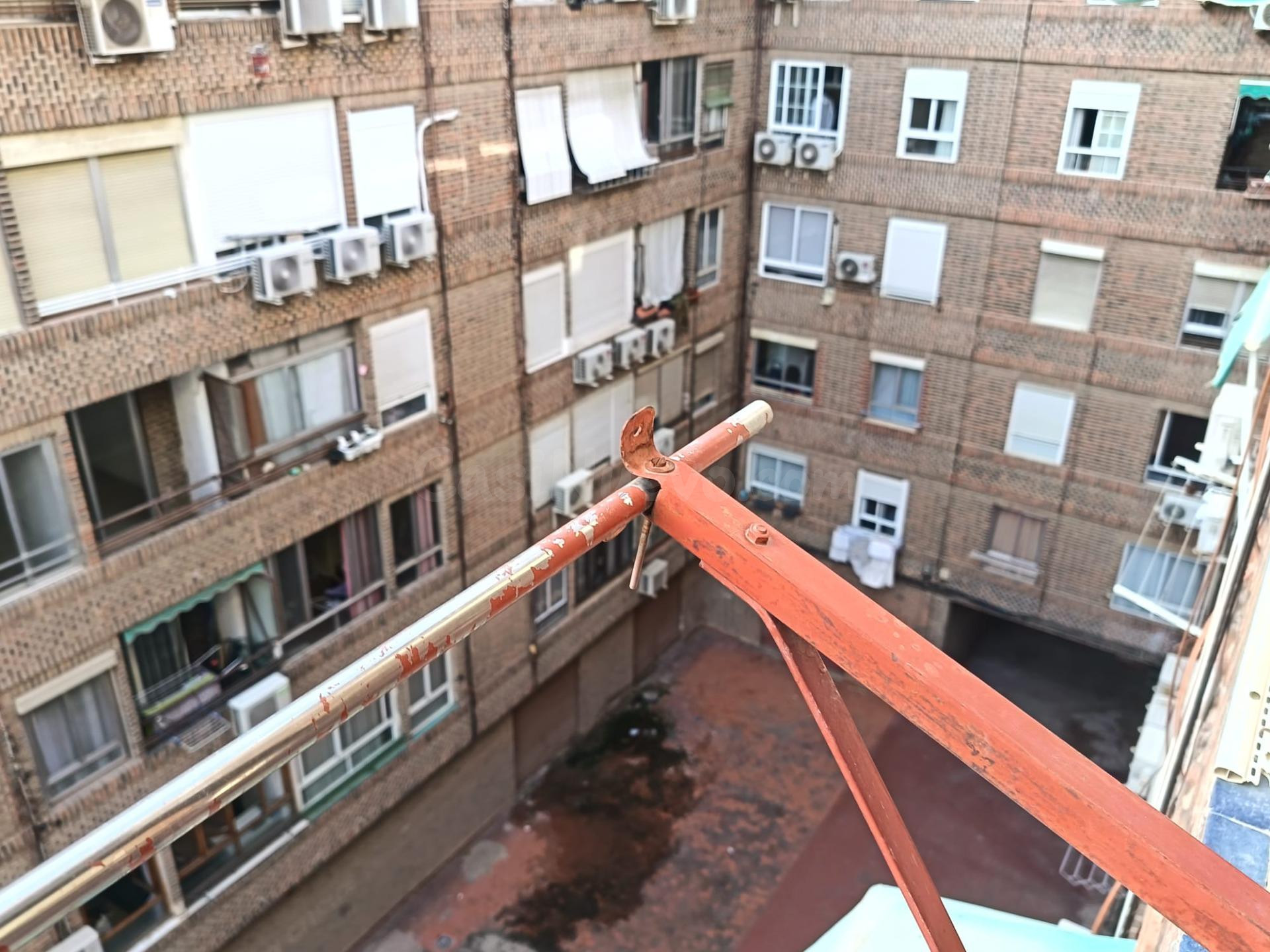 SE VENDE PISO / ASCENSOR/ PARA REFORMAR / BENALUA,/ JUNTO JU - foto 3