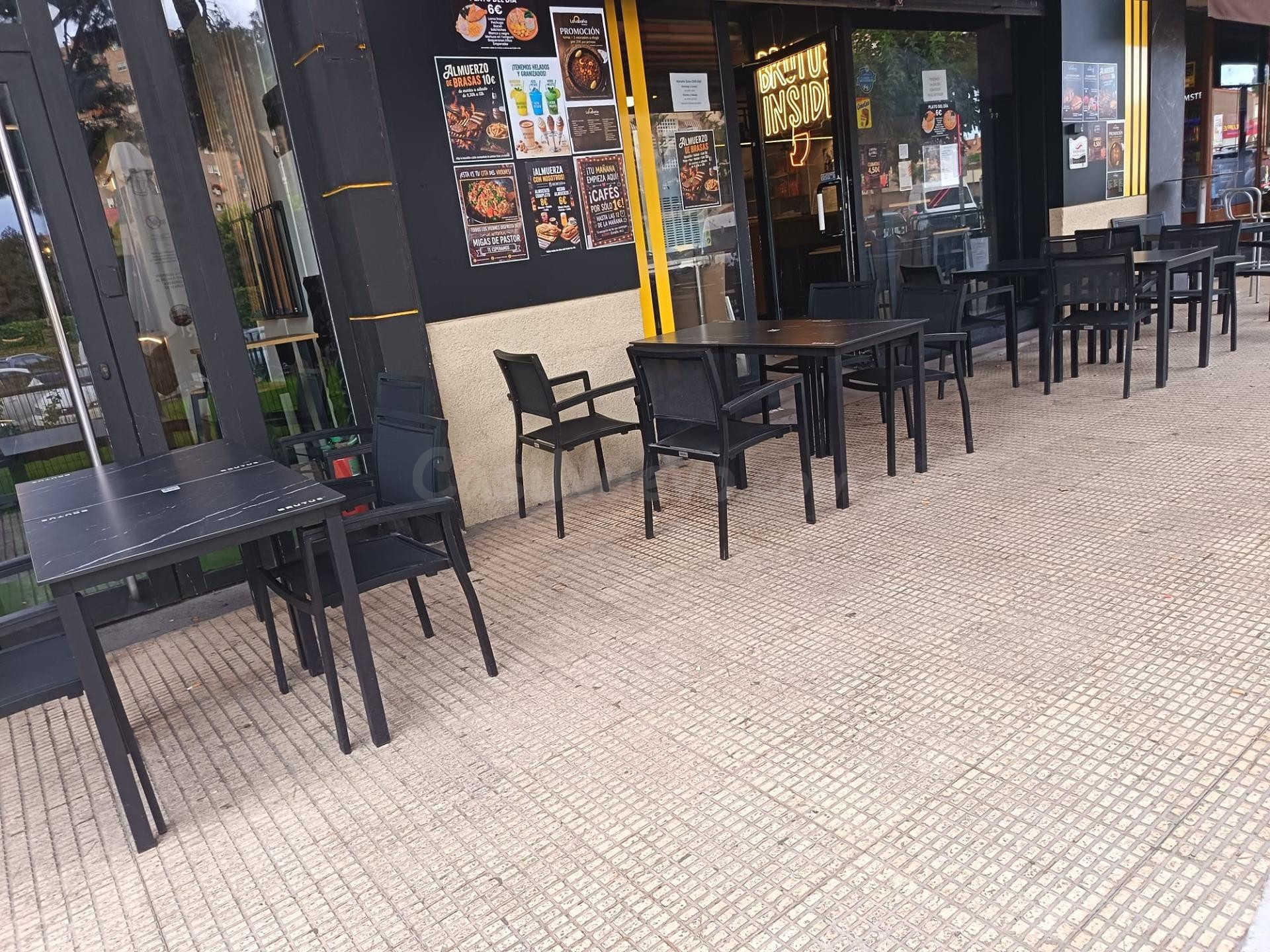 SE ALQUILA Y TRASPASA BAR MONTADO