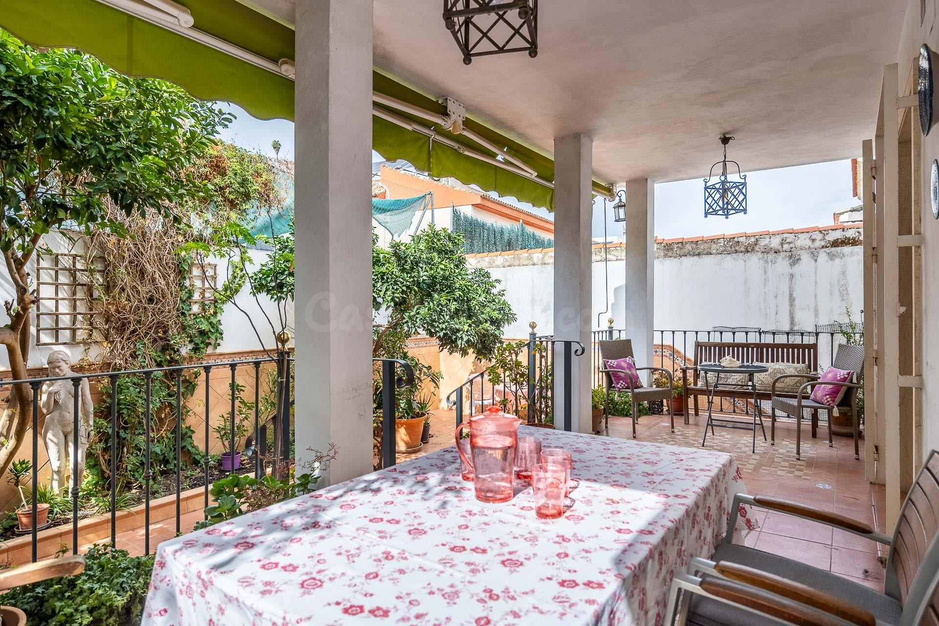 Fabulosa casa con patio ajardinado en Gelves, a diez minutos