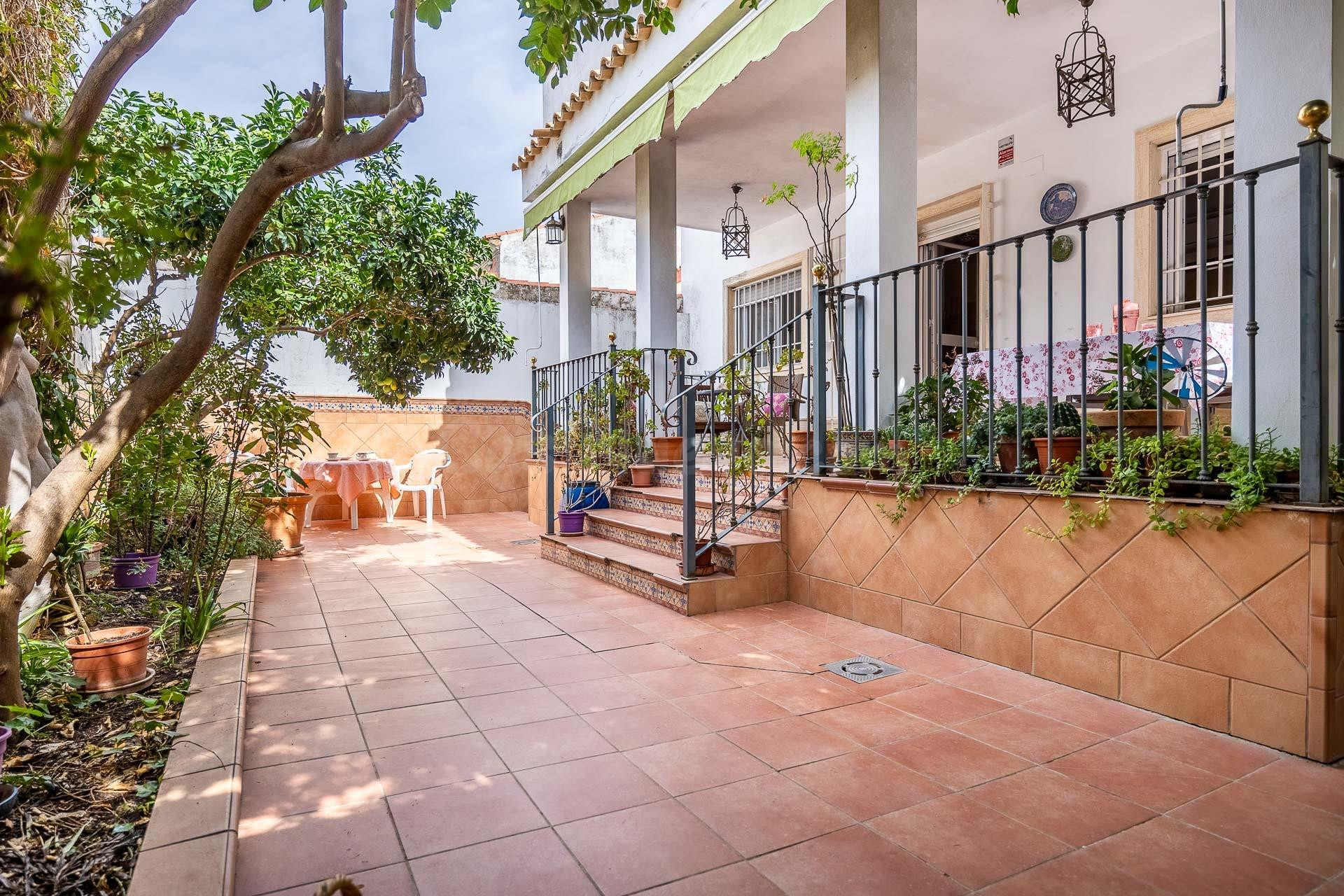 Fabulosa casa con patio ajardinado en Gelves, a diez minutos - foto 2