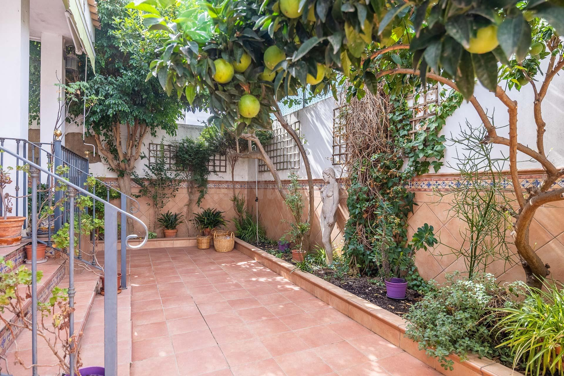 Fabulosa casa con patio ajardinado en Gelves, a diez minutos - foto 3