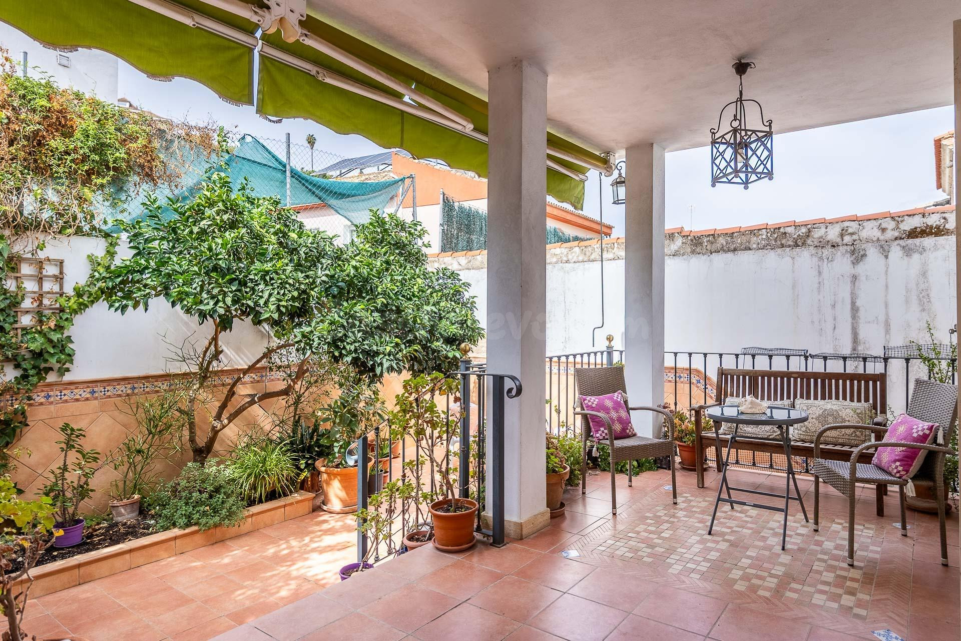 Fabulosa casa con patio ajardinado en Gelves, a diez minutos - foto 5