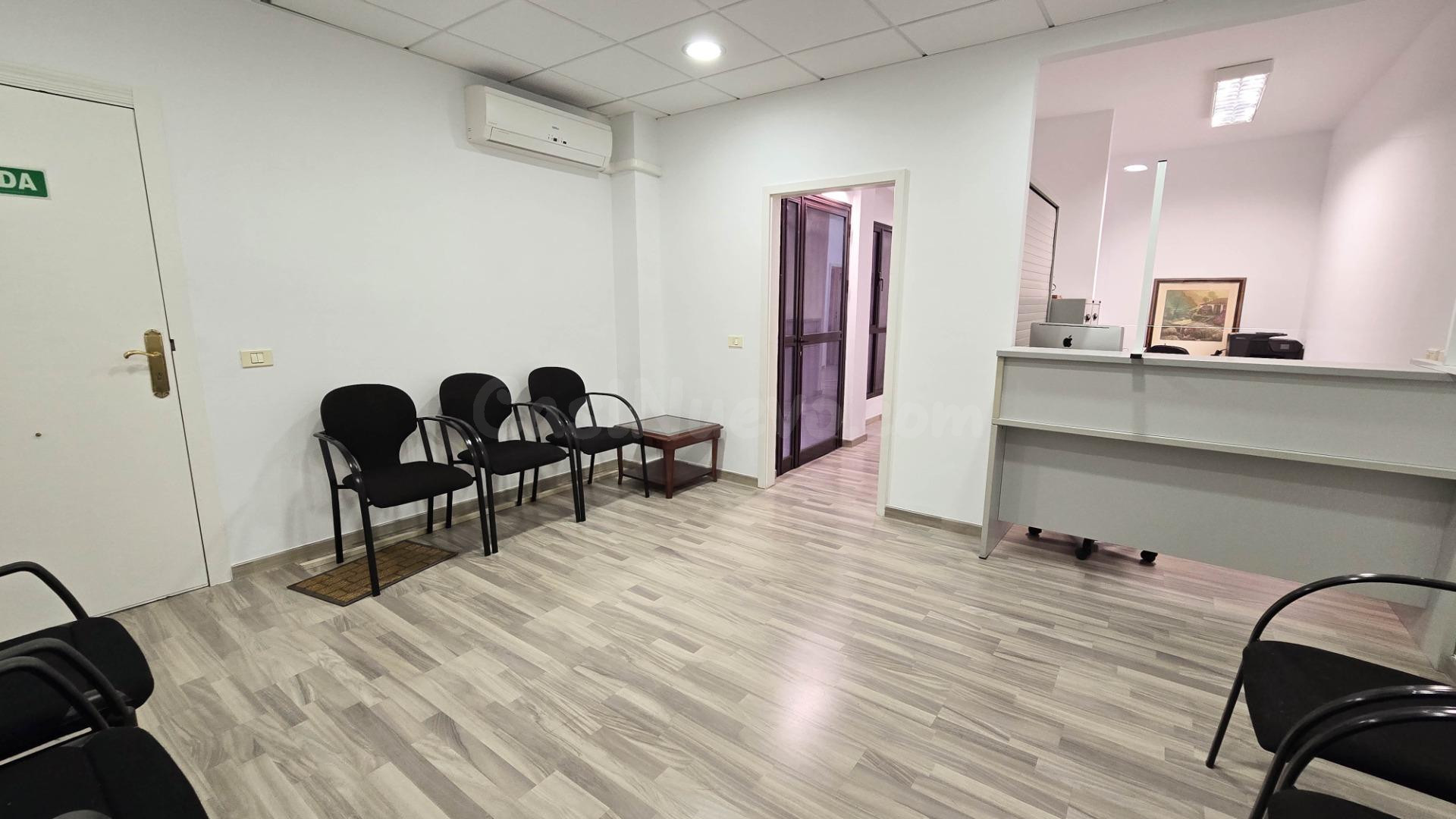 Oficina reformada y amueblada de 128 m2 en el Edificio Peceñ
