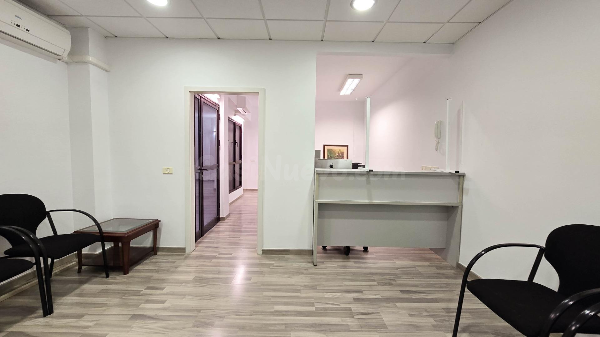 Oficina reformada y amueblada de 128 m2 en el Edificio Peceñ - foto 2