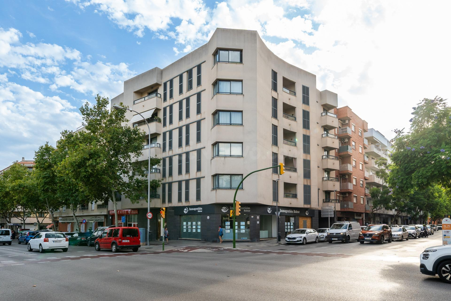 Piso en zona Ocimax con plaza de aparcamiento.