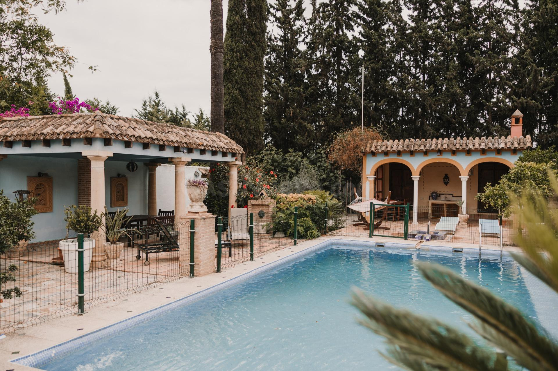 Ponemos a la venta este precioso y peculiar chalet con piscina privada.