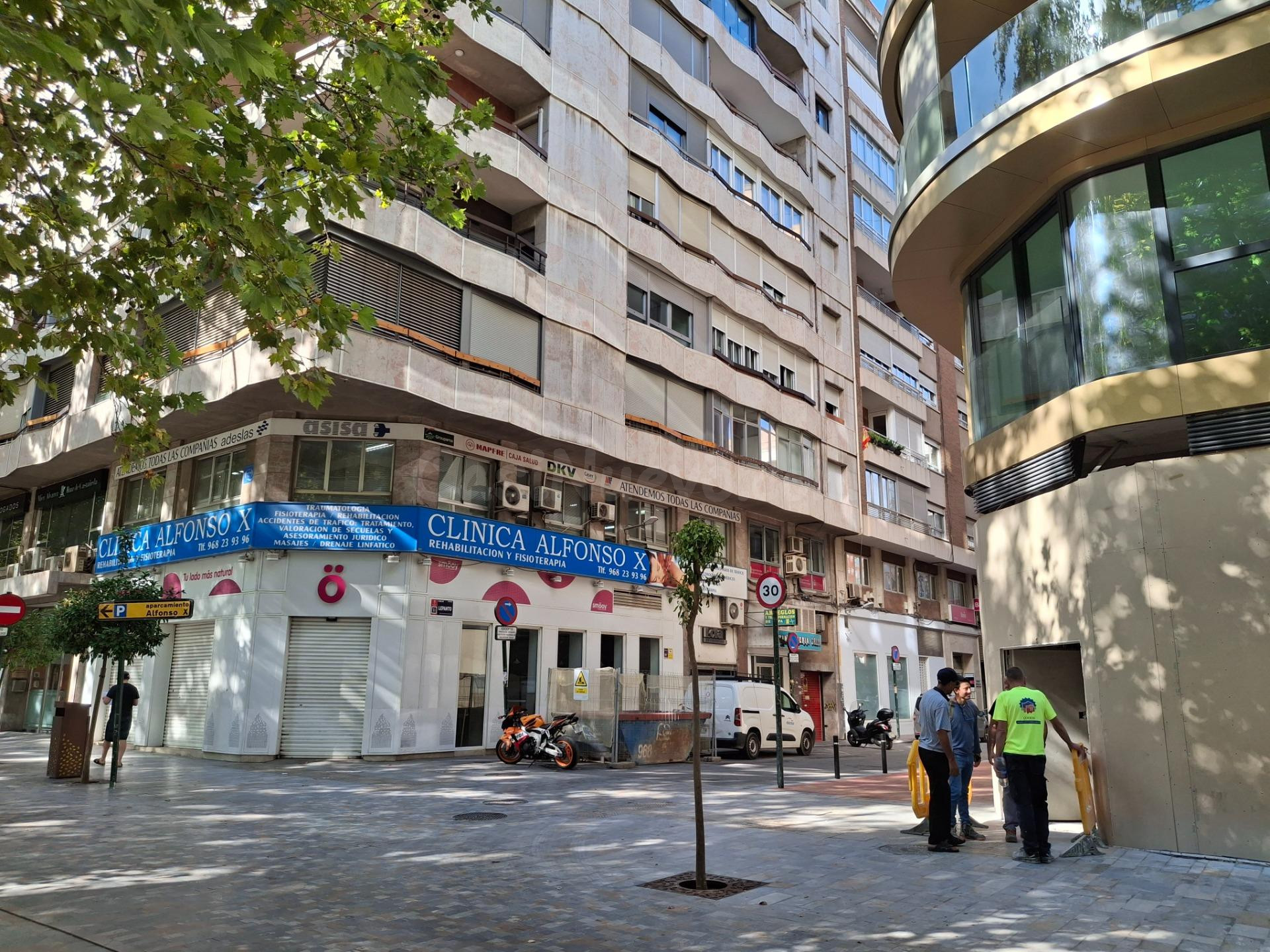 Alquilamos local comercial junto a Alfonso X