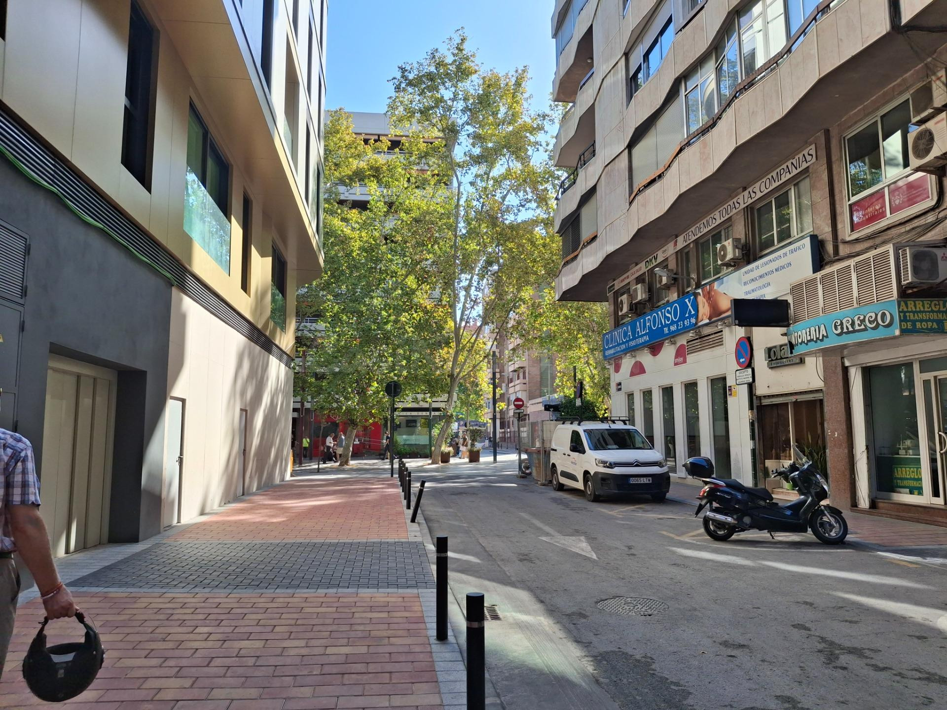 Alquilamos local comercial junto a Alfonso X - foto 3