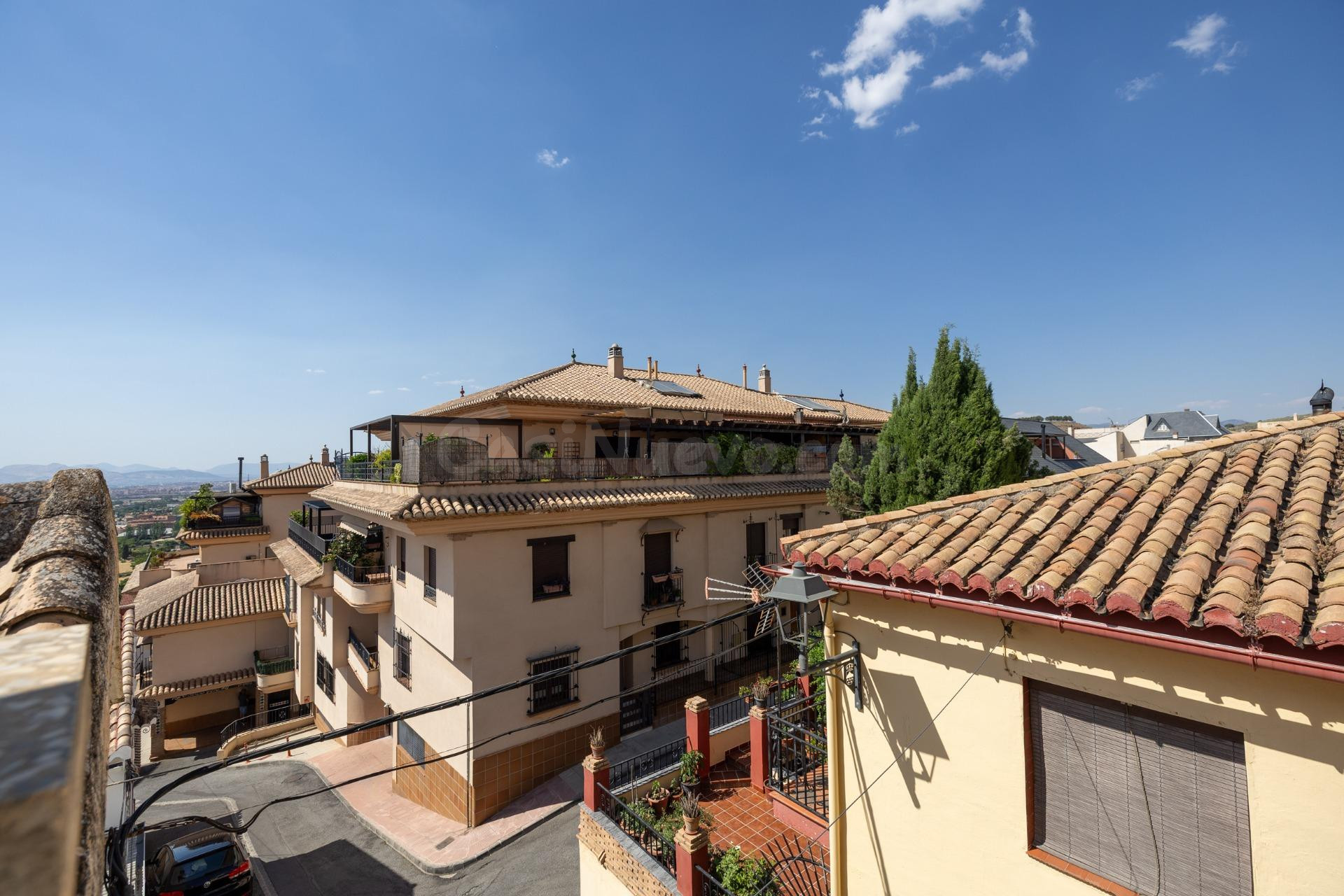 Barrio de Monachil--Casa con 3 viviendas independientes en una sola finca.