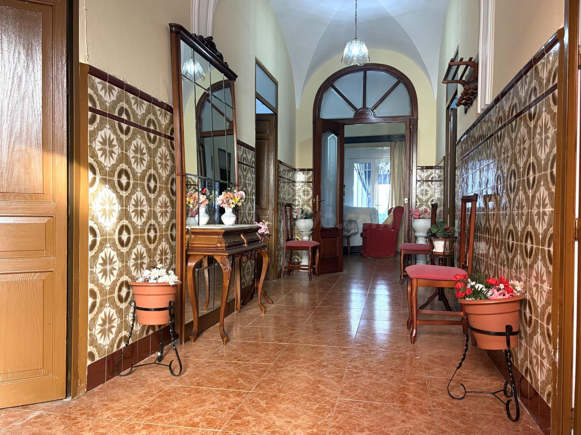 CASA ENTERA CON COCHERA
