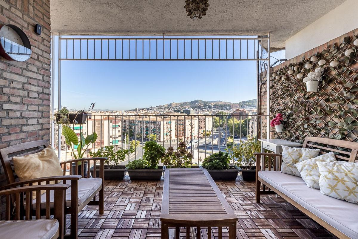 PISO REFORMADO CON VISTAS PANORÁMICAS A UN PASO DEL CENTRO DE GRANADA