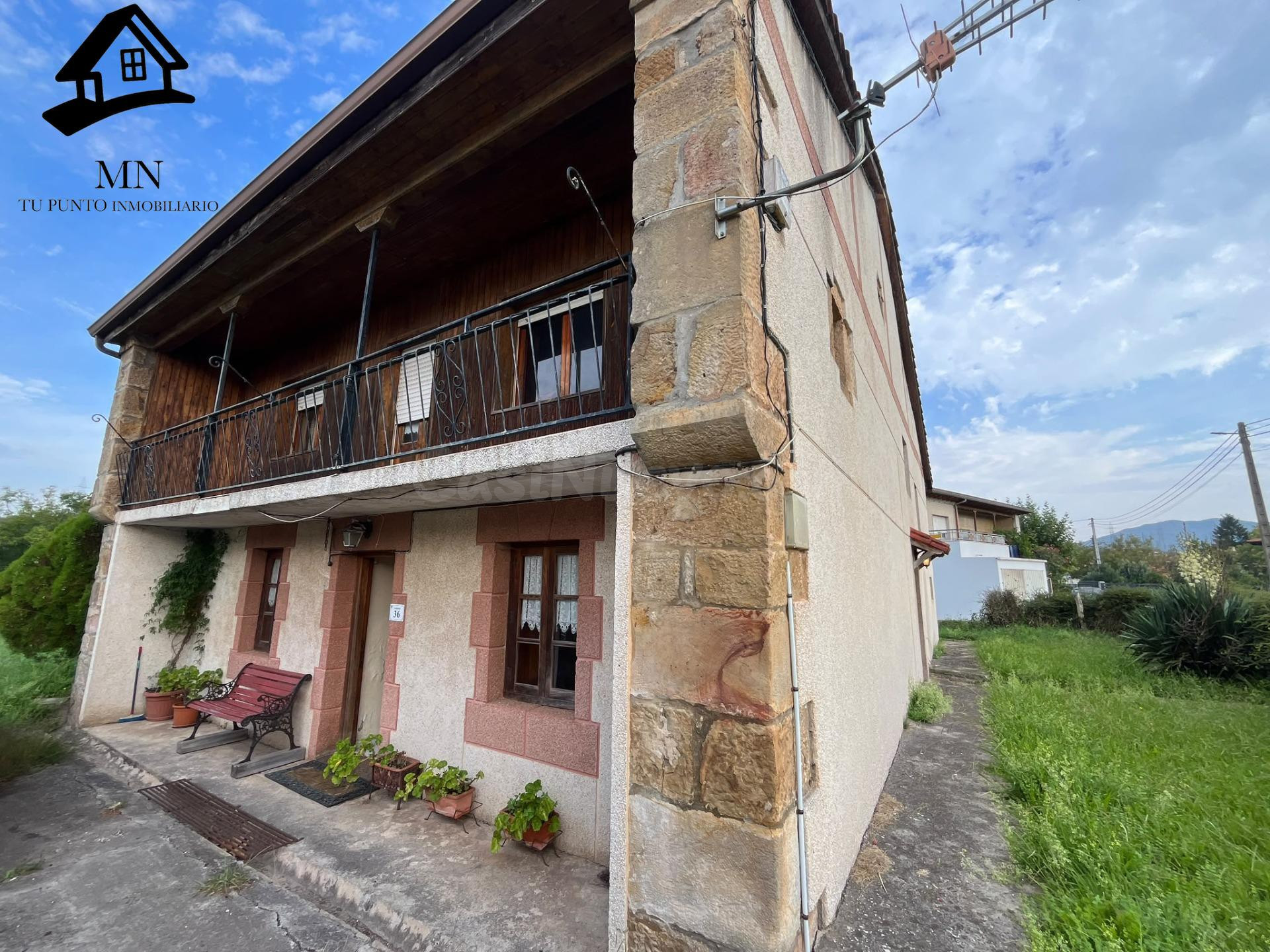 Casona Independiente Tradicional de Piedra con Balconada y Jardín Urbano en Penagos