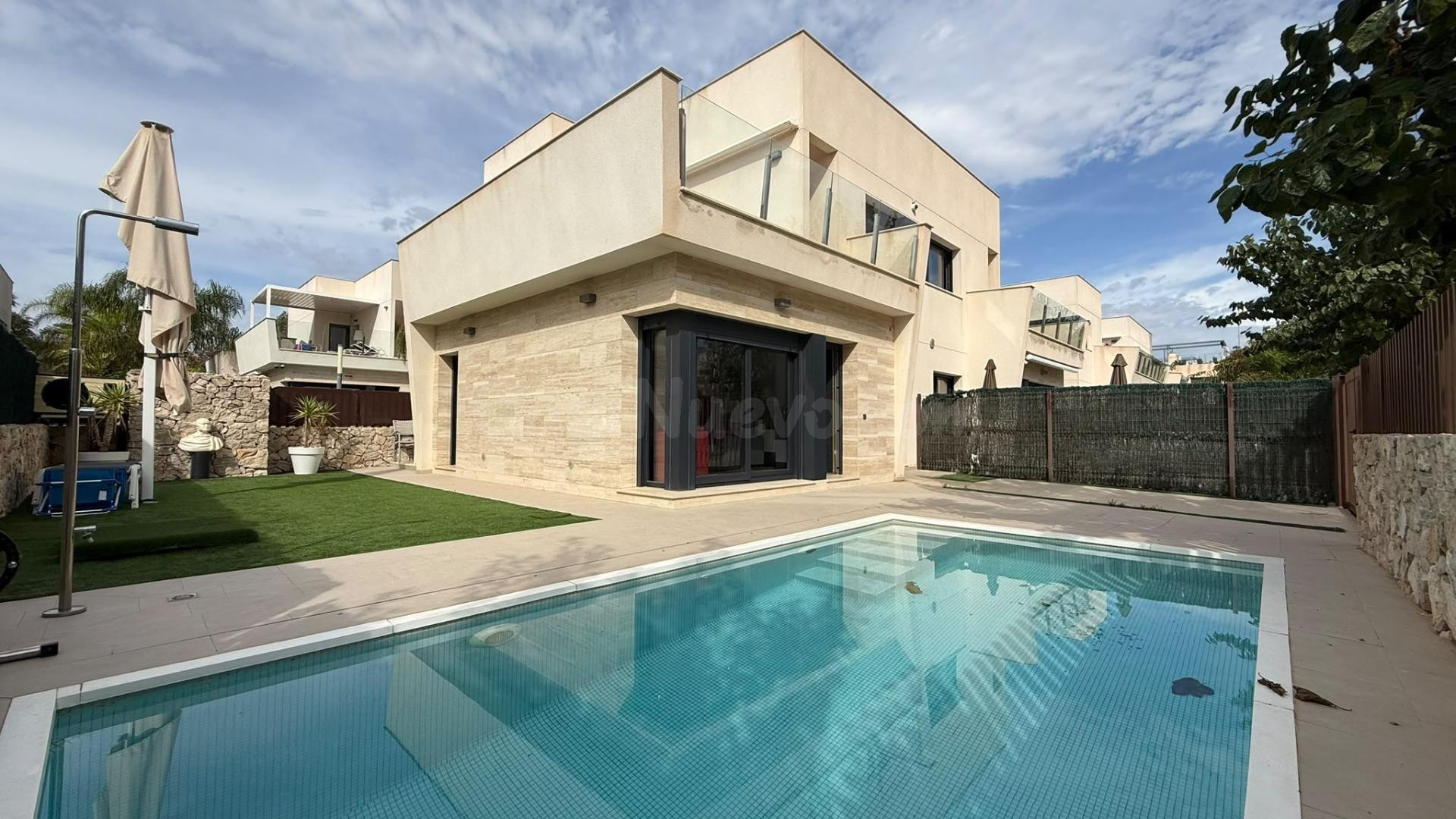 CHALET SEMINUEVO CON VISTAS AL MAR, PISCINA PRIVADA Y COCINA DE VERANO – LA TORRE DE LA HORADADA