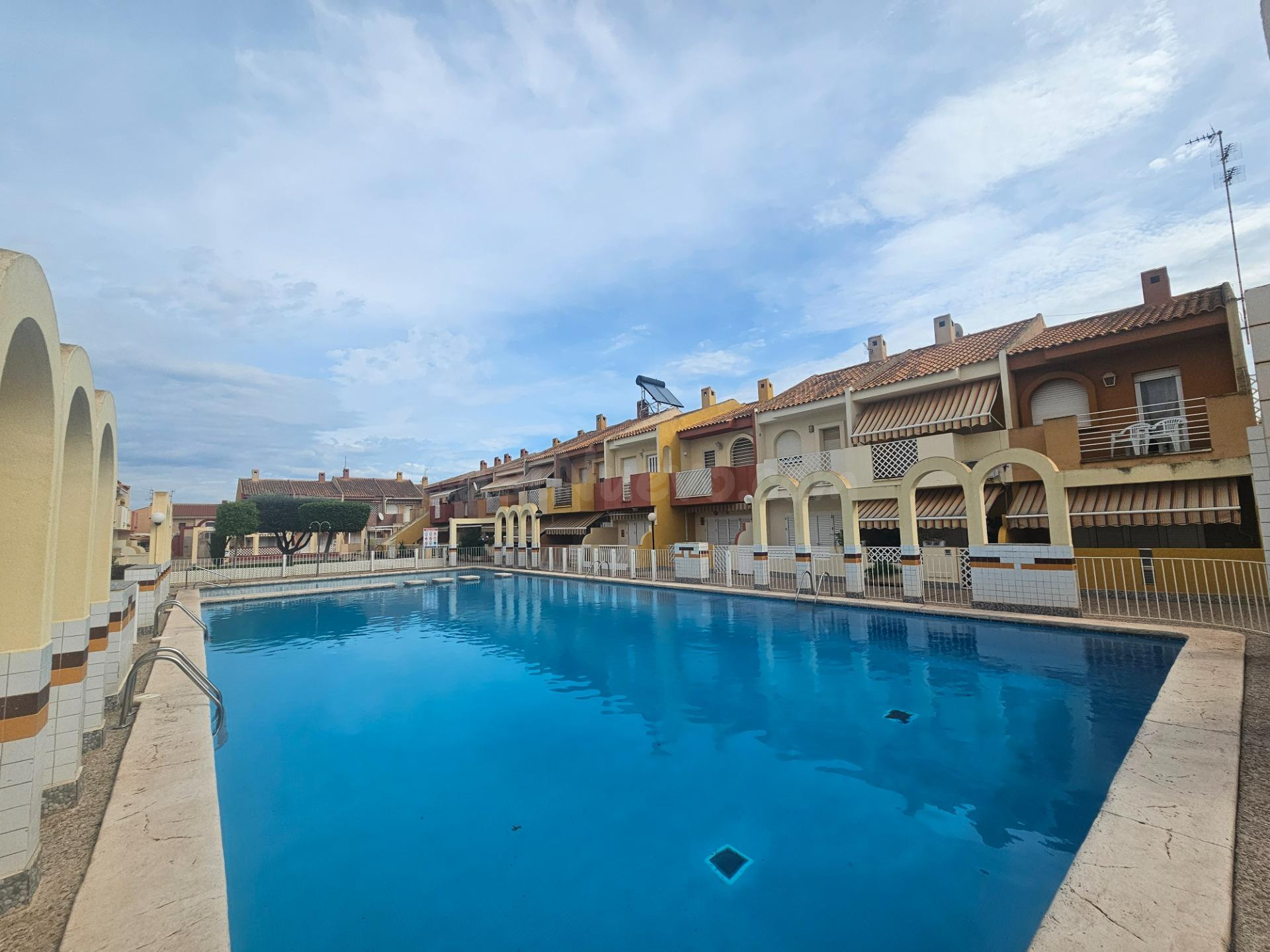 DÚPLEX CON 3 DORMITORIOS, GARAJE Y PATIOS A 700 METROS DE LA PLAYA – SANTIAGO DE LA RIBERA