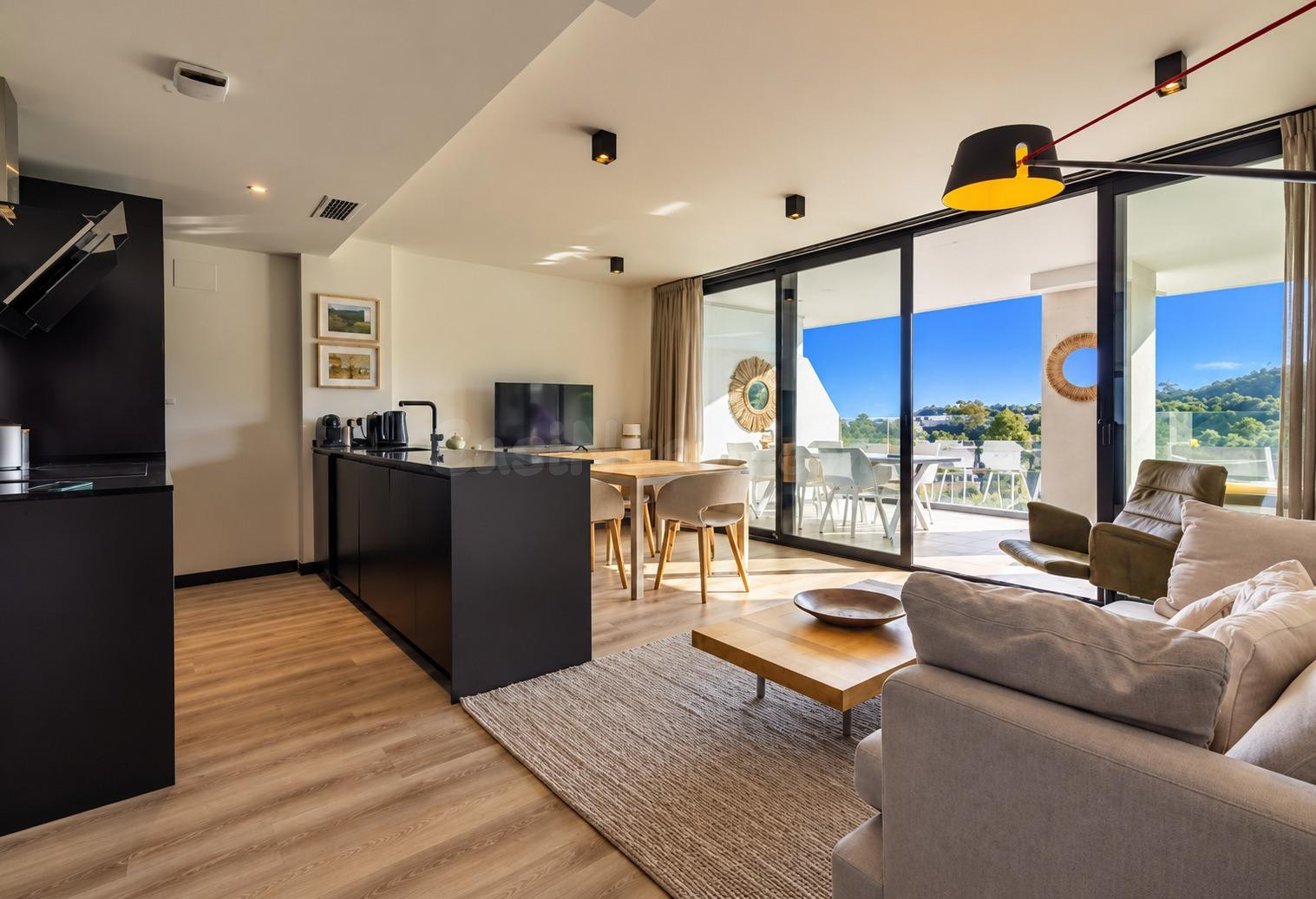 APARTAMENTO CON VISTAS PANORÁMICAS AL MAR EN MIJAS COSTA – IDEAL PARA VIVIR O INVERTIR