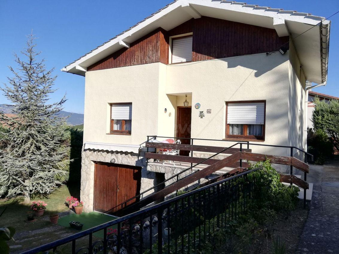 Chalet independiente con piscina, jardín y amplias posibilidades