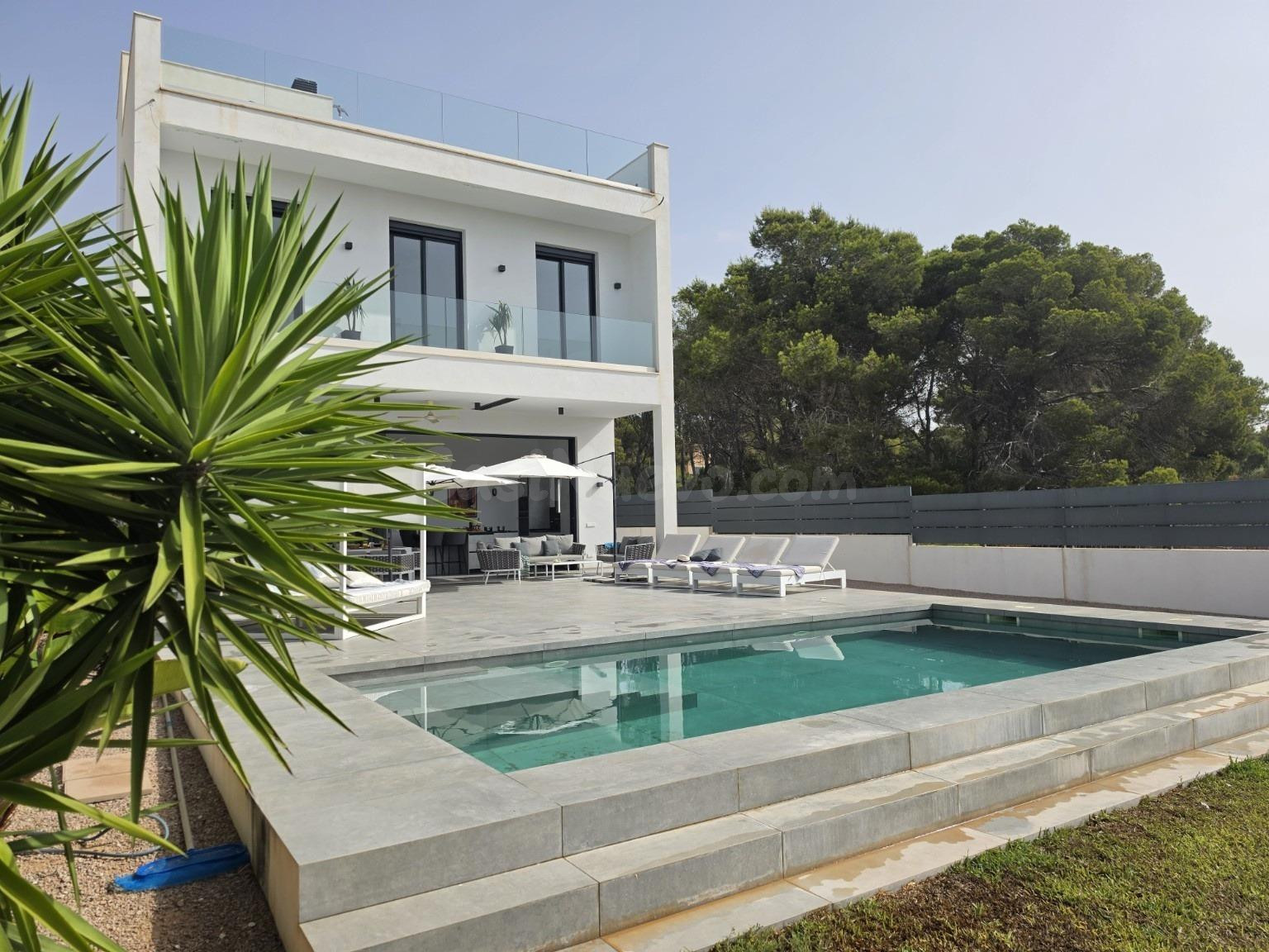 Villa moderna con piscina privada y vistas al mar en Vallgornera