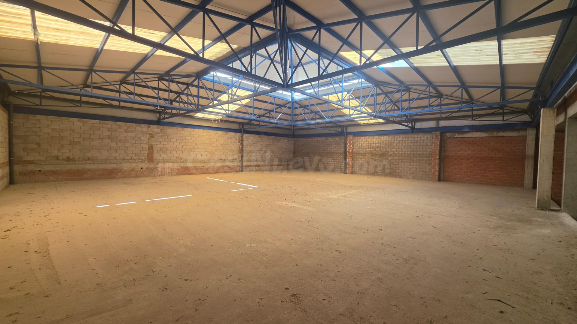 AMPLIO LOCAL COMERCIAL EN EL LLOMBO