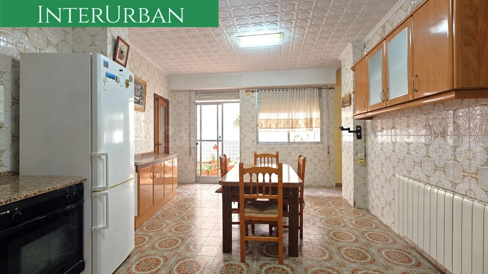 Oportunidad - Amplia casa de 197 m2 con 4 dormitorios y terraza en Benissanó
