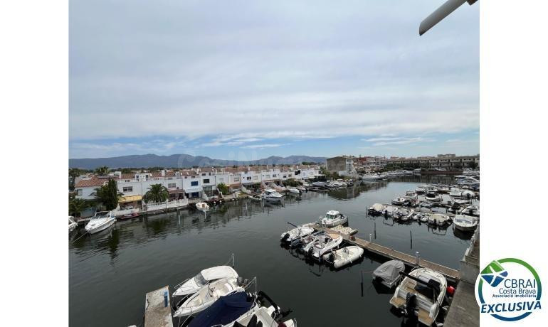 Bonito y moderno piso con vistas al canal y amarre de 2,5 x 5 m en Port Emporda, cerca de la playa y del centro de Empuriabrava