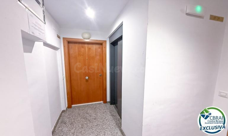 Piso de 2 dormitorios con ascensor en Figueres - foto 3