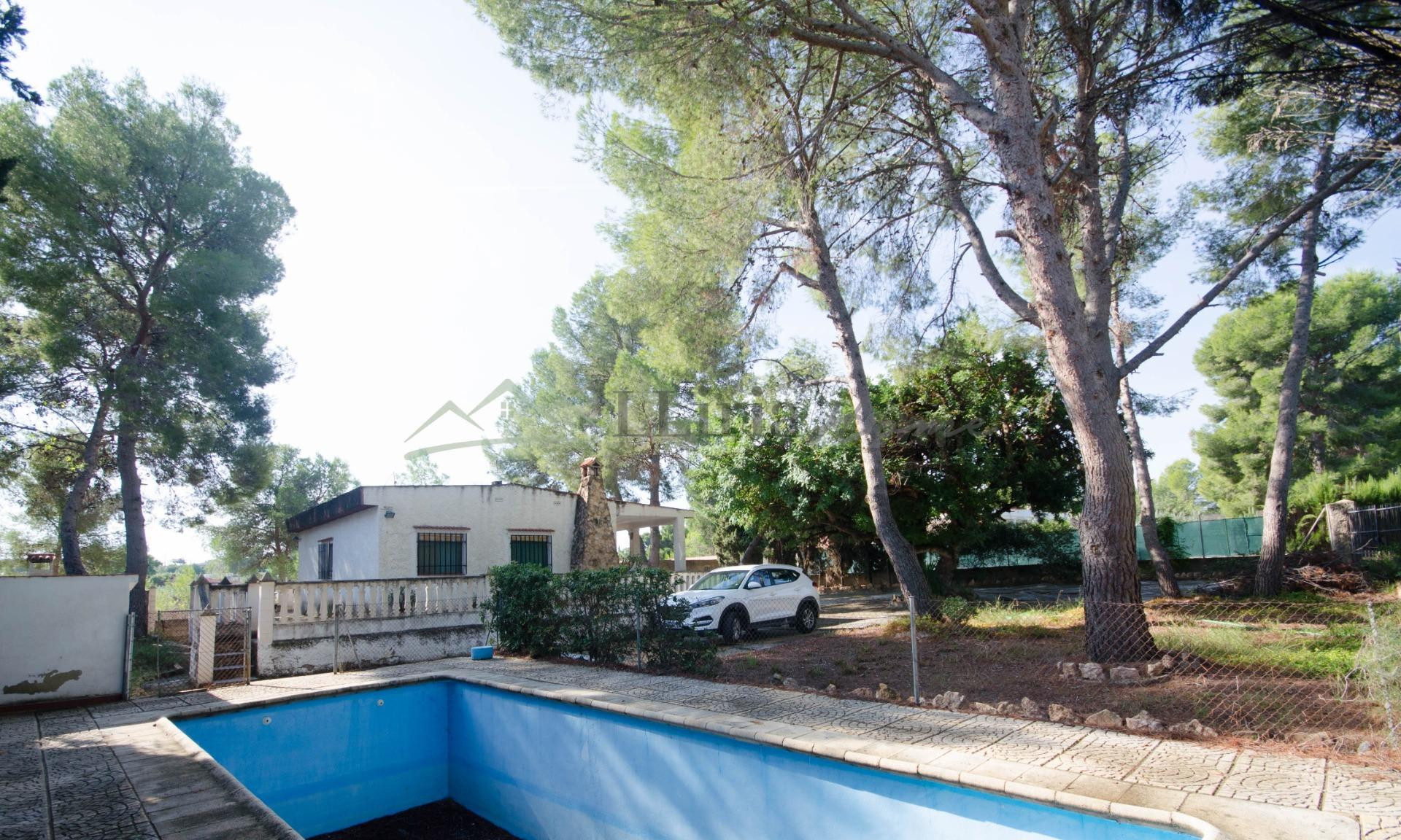 Ref. 04405.- EXCLUSIVA.- Chalet independiente con piscina en Urb. Camp Llíria.