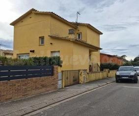 CASA UNIFAMILIAR CON GARAJE EN LA URBANIZACIÓN GRANJA DE MON