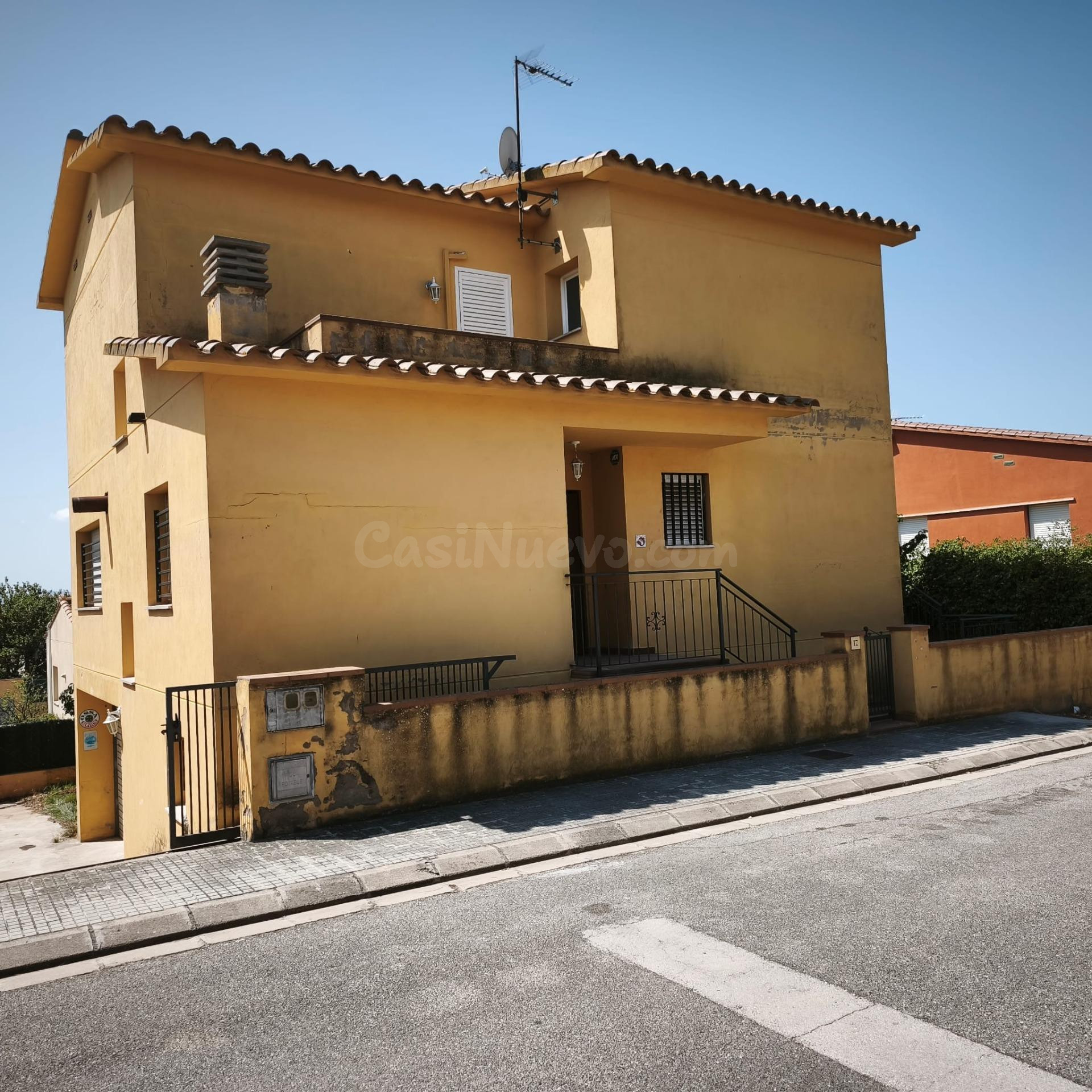 CASA UNIFAMILIAR CON GARAJE EN LA URBANIZACIÓN GRANJA DE MON - foto 2