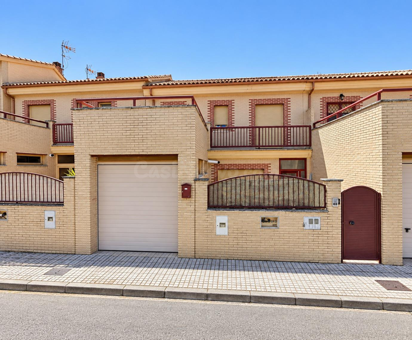 EXCLUSIVA CASA ADOSADA CON ASCENSOR Y PISCINA EN CIUDAD JARDIN