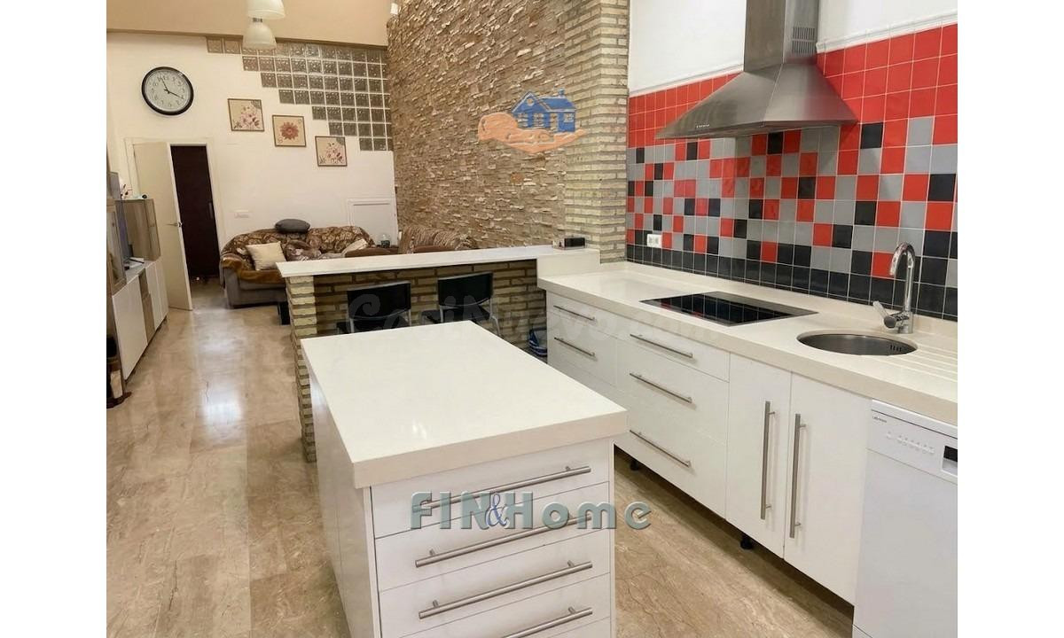 Dúplex en venta en Dos Hermanas, Sevilla. Amplio adosado de 4 dormitorios, 3 baños, patio y cochera.