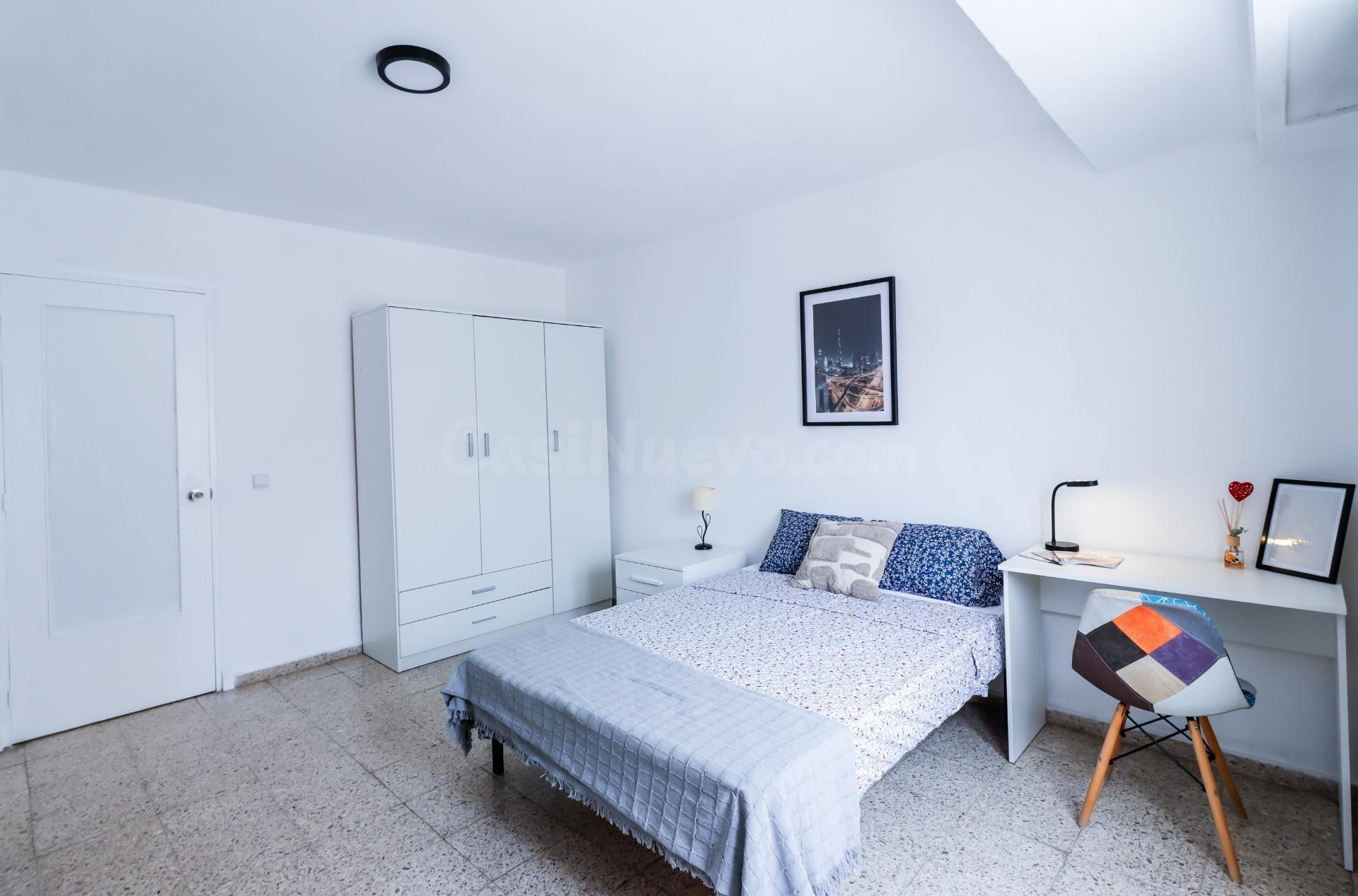 **Piso totalmente reformado de cuatro habitaciones y un baño**