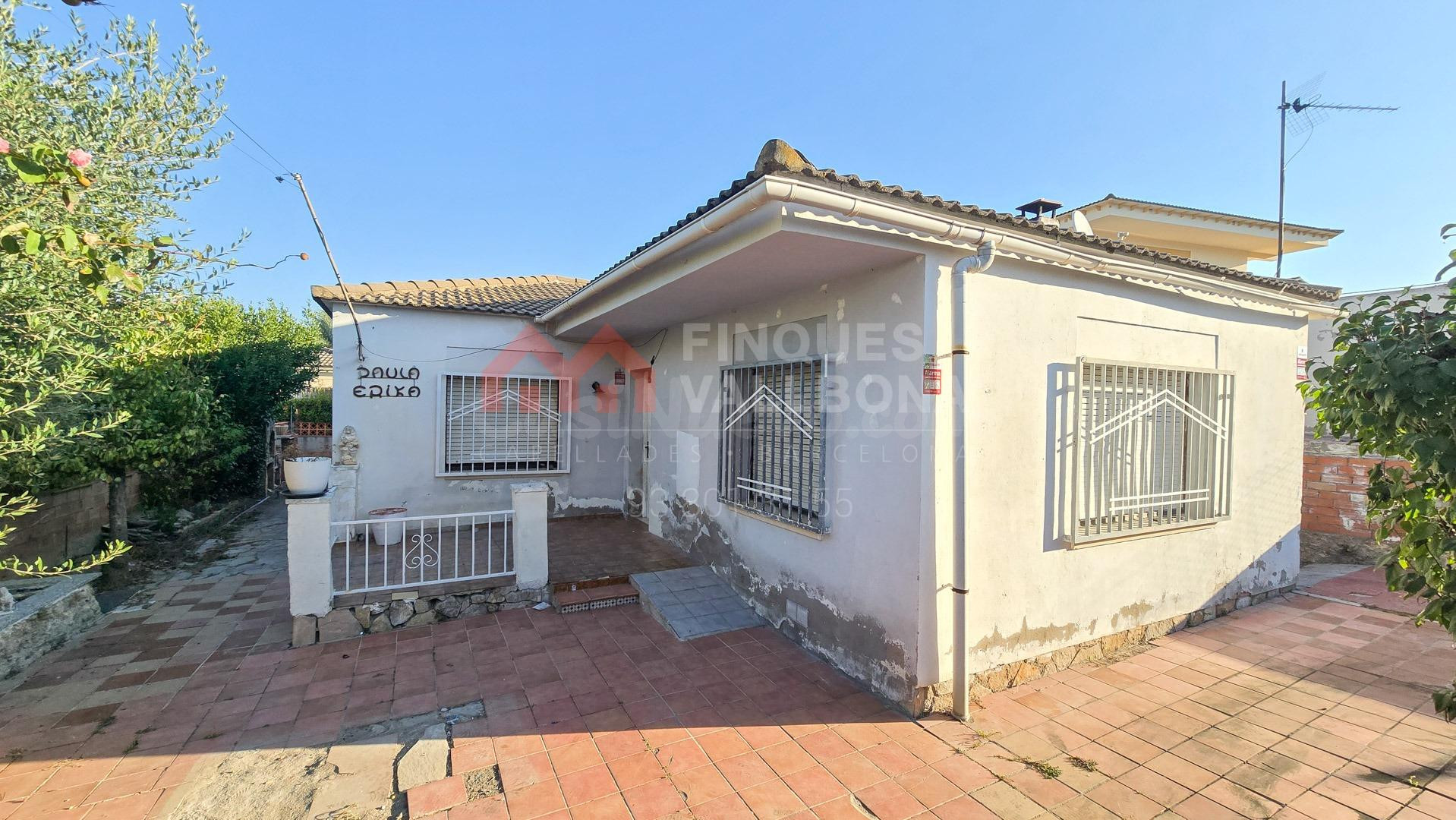 CASA CON TERRENO PARA REFORMAR EN LA TORRE DE CLARAMUNT –