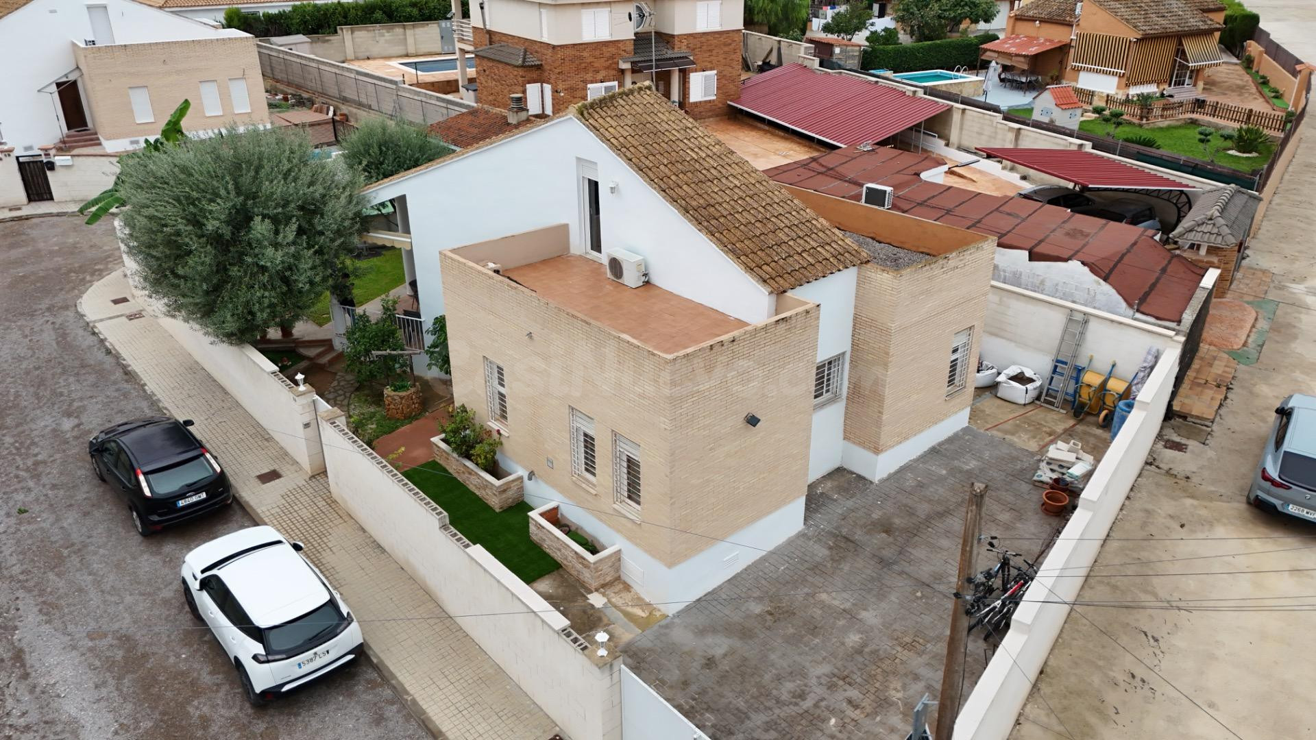 INTERESANTE CHALET EN LA POBLA DE VALLBONA
