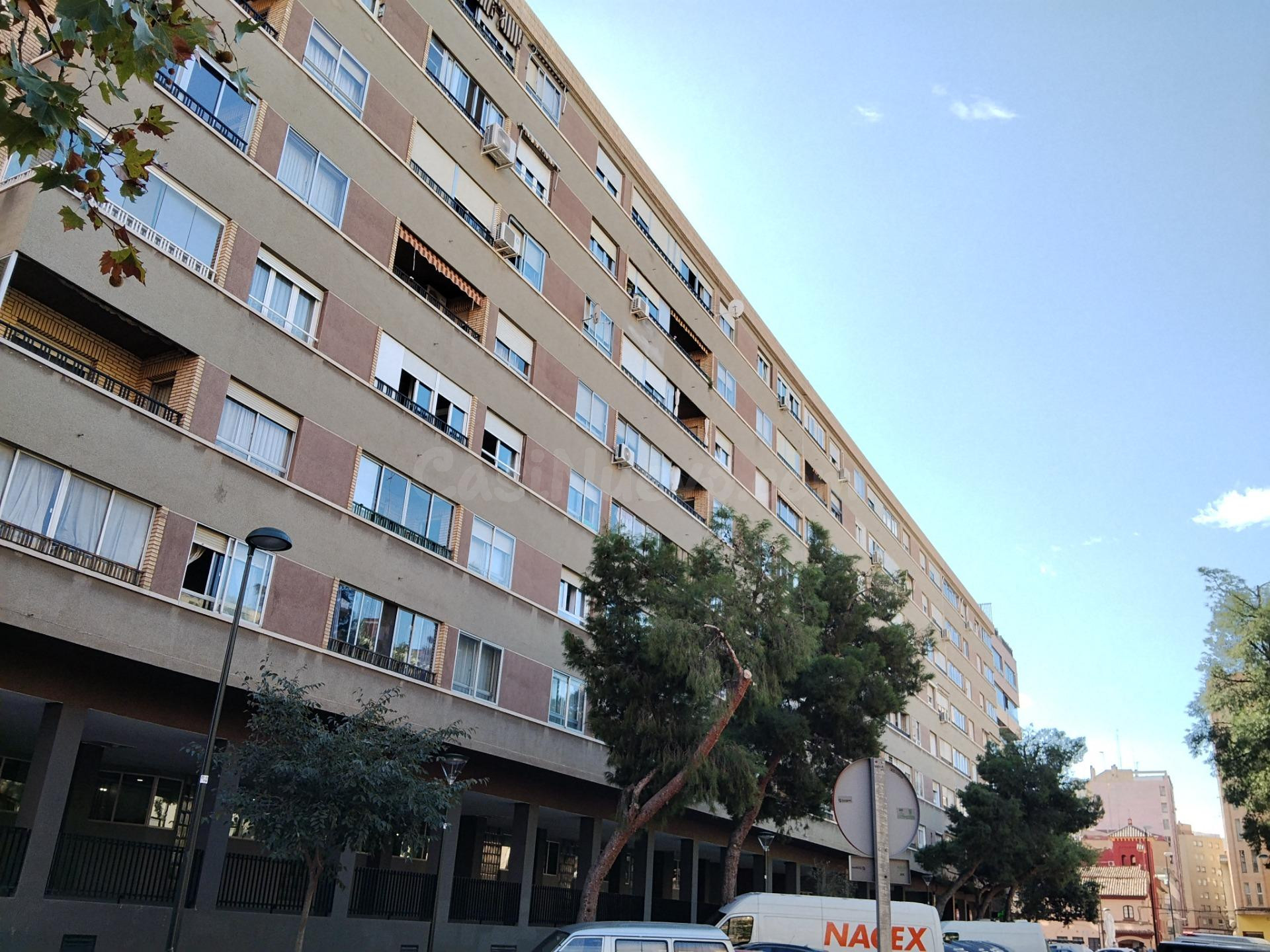 Piso de 77 m2 útiles. Distribuidos en tres dormitorios, salón, cocina, baño y zona de aparcamiento en la parte interior de la urbanización