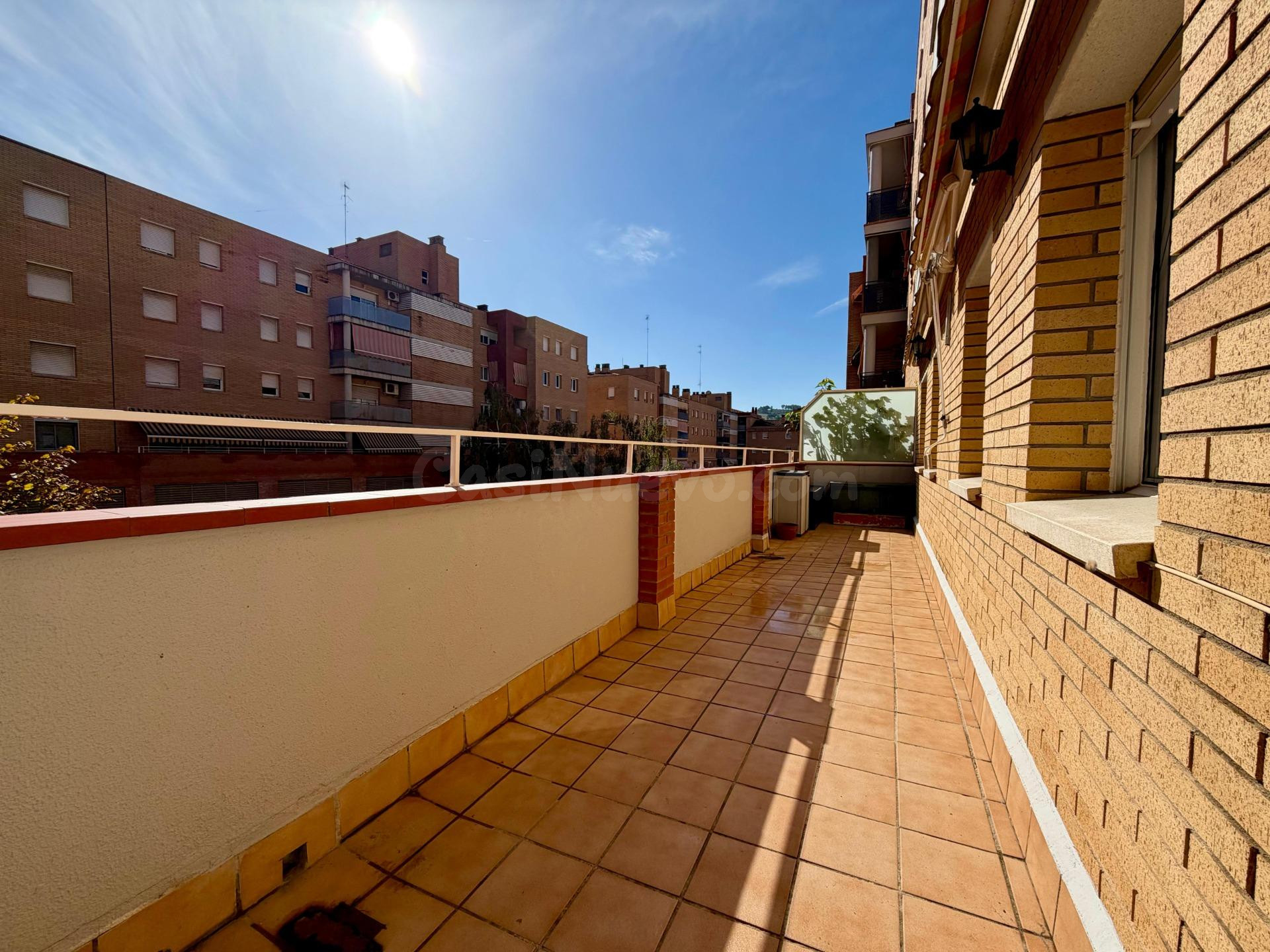Excelente piso de 4 habitaciones con terraza, plaza de garaje y trastero en Roc Blanc (Terrassa)
