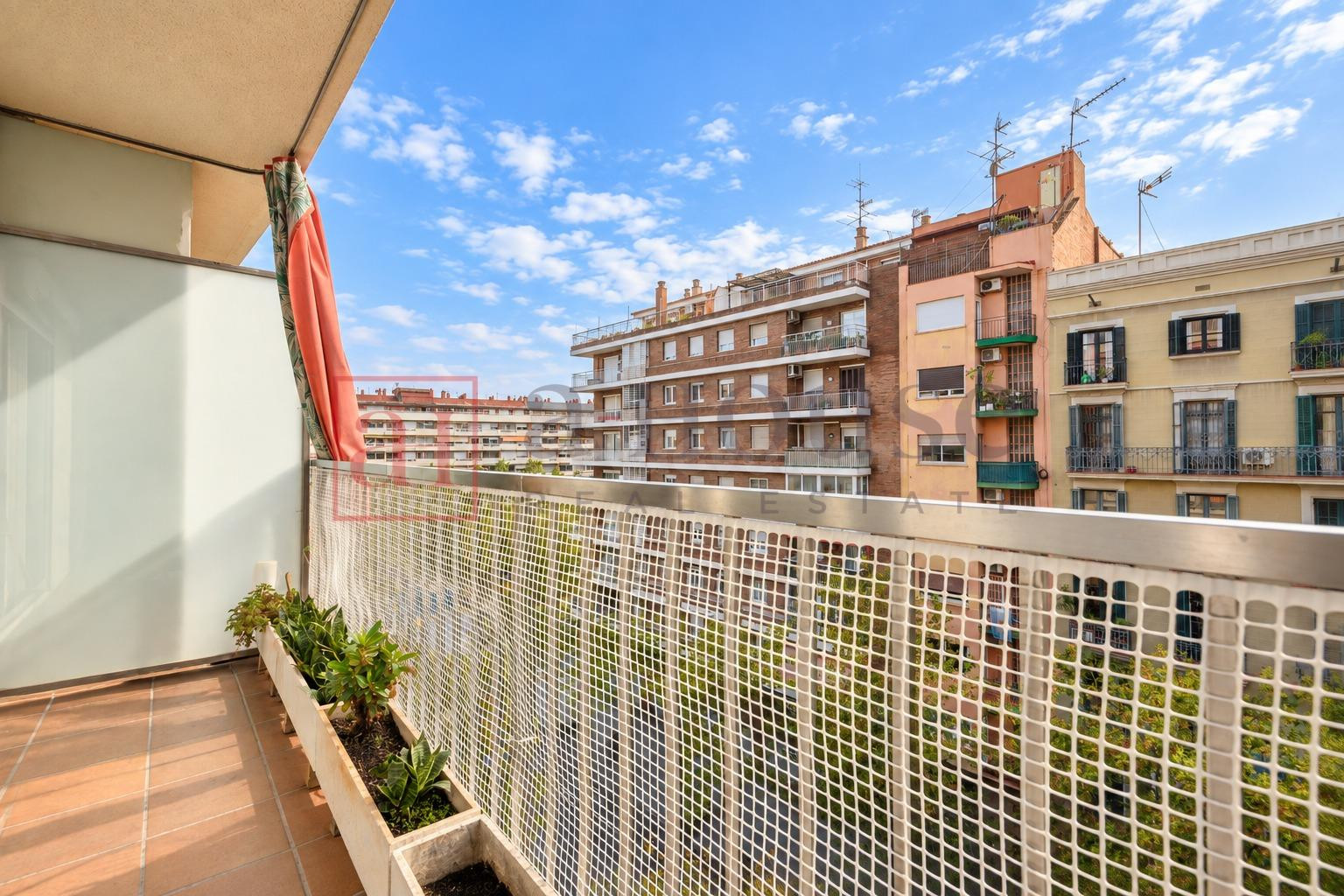 PISO REFORMADO CON TERRAZA EN L´ANTIGA ESQUERRA DE L´EIXAMPLE